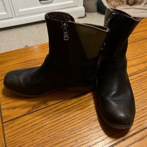 Teva brown pull on boot size 8